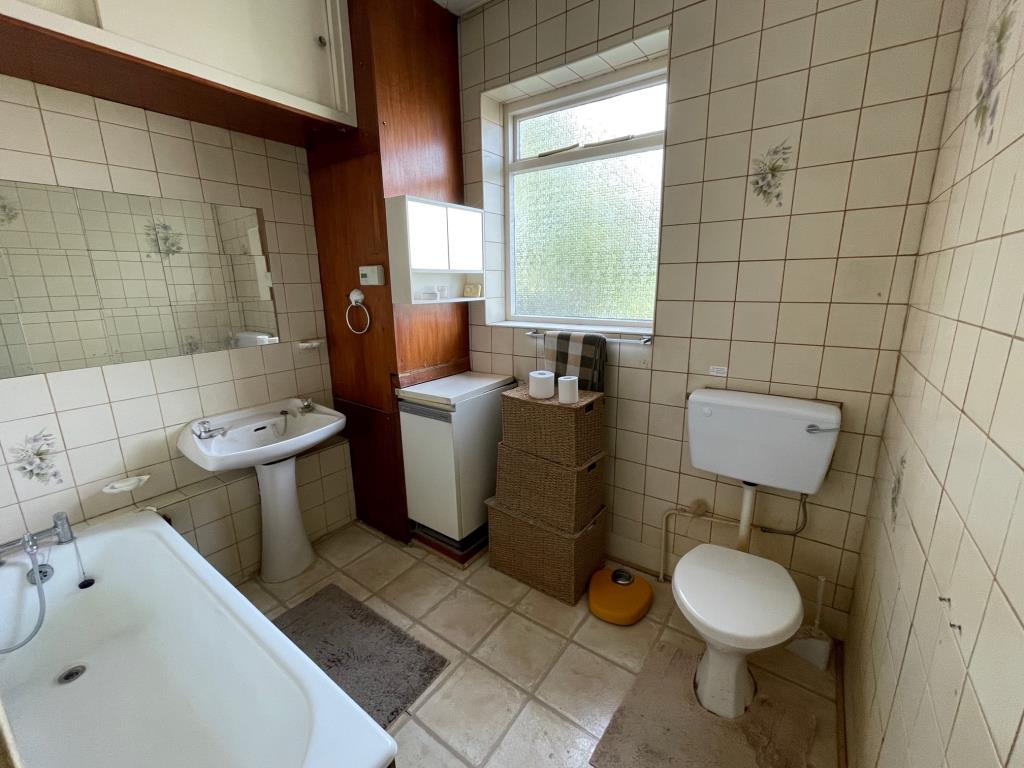 Lot: 37 - VACANT SEMI-DETACHED HOUSE FOR IMPROVEMENT - Bathroom
